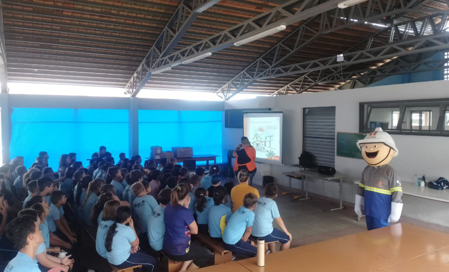 Voluntários da Copel orientam comunidades do Centro Sul sobre os cuidados com a rede elétrica