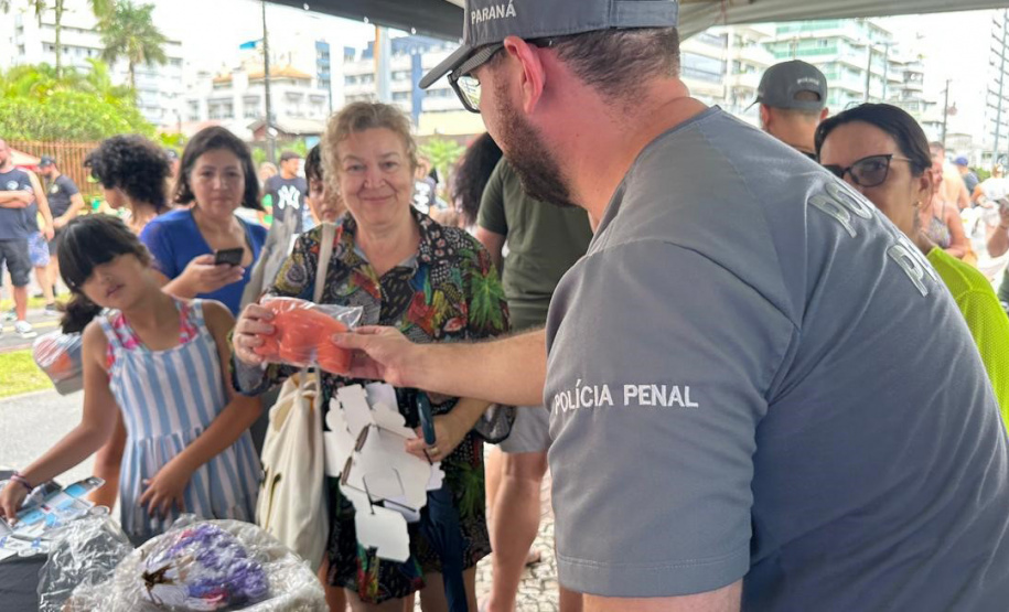 POLICIA PENAL DISTRIBUI BRINDES ARTESANAIS