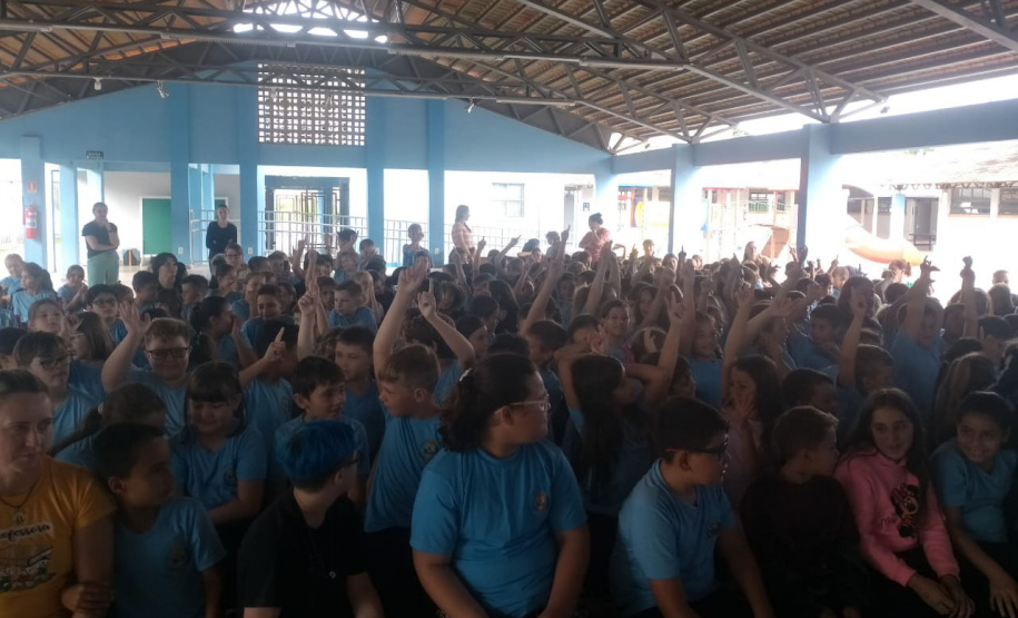 Voluntários da Copel orientam comunidades do Centro Sul sobre os cuidados com a rede elétrica