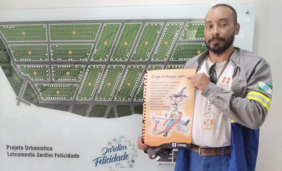 Em ação voluntária, copelianos que atuam na regional Centro Sul, orientaram centenas de pessoas, entre crianças, jovens e adultos, sobre cuidados com a rede elétrica, com palestras e visitas de campo, nas cidades de Rio Azul (foto) e Arapoti
