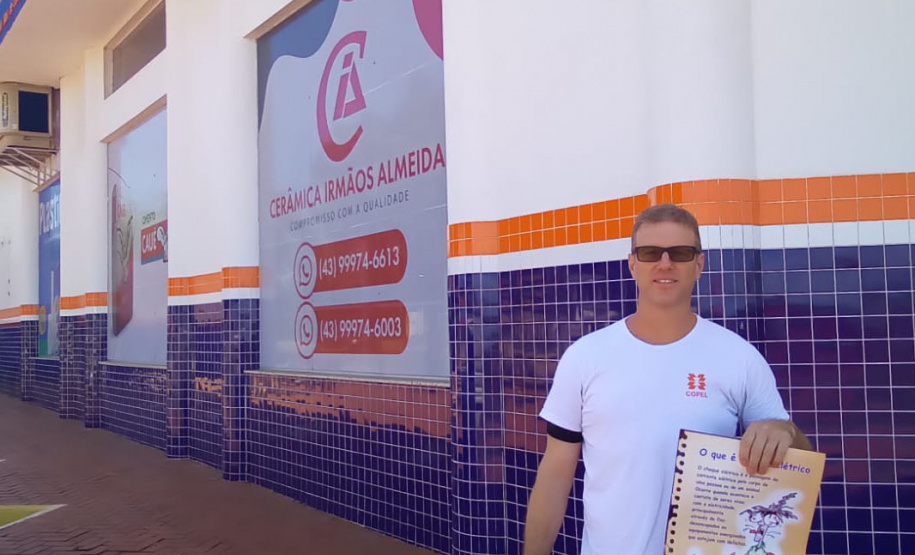 Em ação voluntária, copelianos que atuam na regional Centro Sul, orientaram centenas de pessoas, entre crianças, jovens e adultos, sobre cuidados com a rede elétrica, com palestras e visitas de campo, nas cidades de Rio Azul (foto) e Arapoti