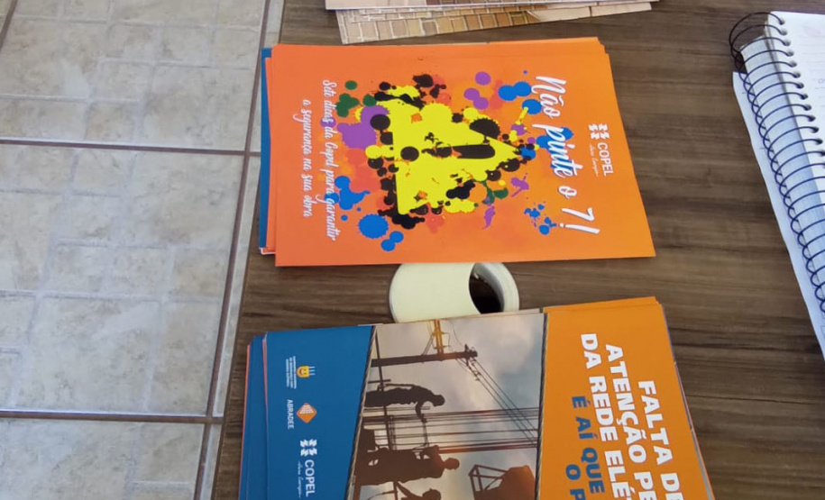 Em ação voluntária, copelianos que atuam na regional Centro Sul, orientaram centenas de pessoas, entre crianças, jovens e adultos, sobre cuidados com a rede elétrica, com palestras e visitas de campo, nas cidades de Rio Azul (foto) e Arapoti