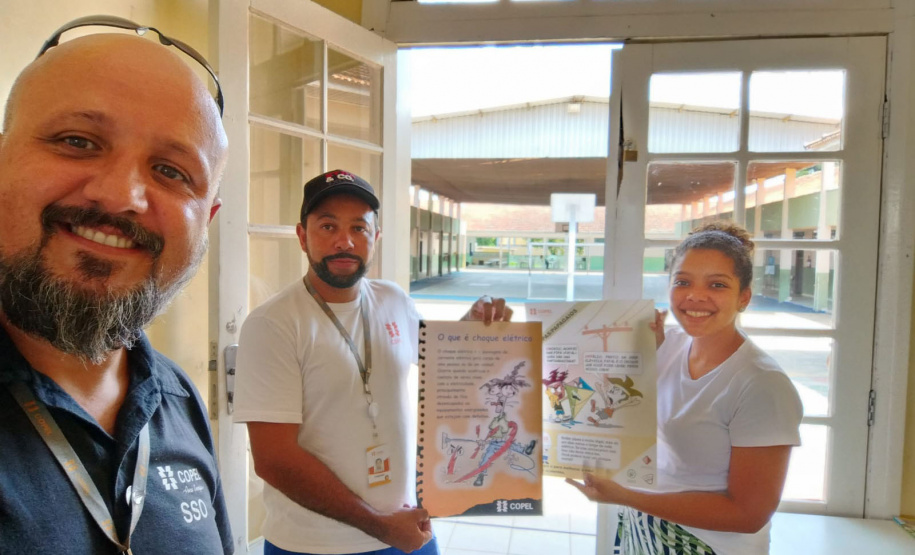 Em ação voluntária, copelianos que atuam na regional Centro Sul, orientaram centenas de pessoas, entre crianças, jovens e adultos, sobre cuidados com a rede elétrica, com palestras e visitas de campo, nas cidades de Rio Azul (foto) e Arapoti