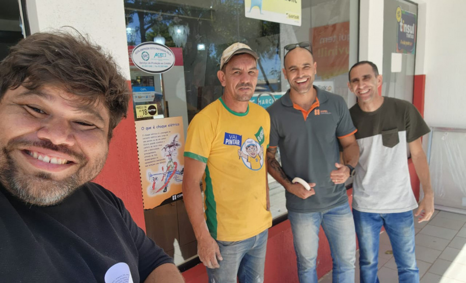 Em ação voluntária, copelianos que atuam na regional Centro Sul, orientaram centenas de pessoas, entre crianças, jovens e adultos, sobre cuidados com a rede elétrica, com palestras e visitas de campo, nas cidades de Rio Azul (foto) e Arapoti