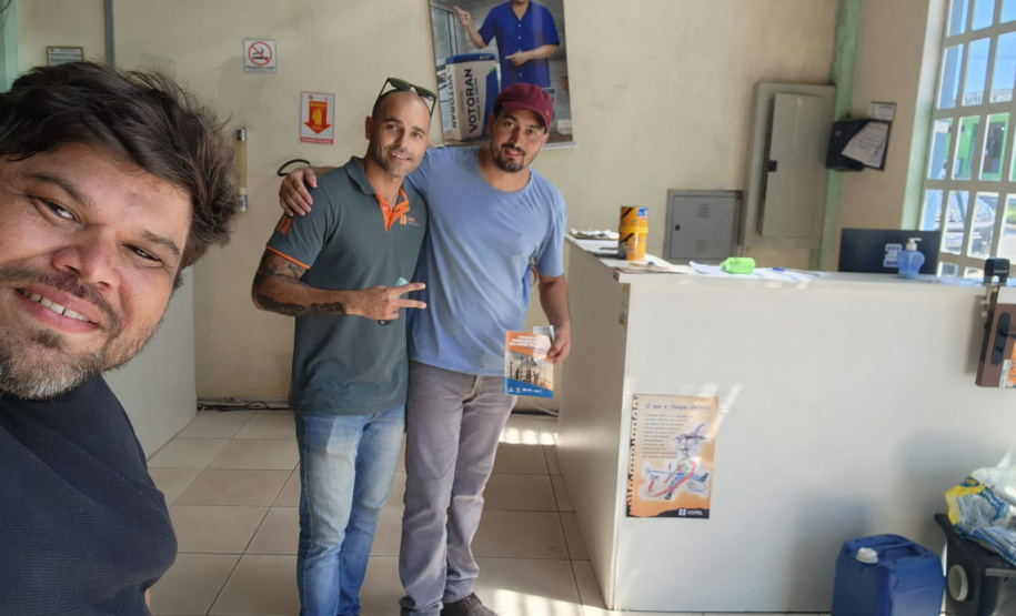 Em ação voluntária, copelianos que atuam na regional Centro Sul, orientaram centenas de pessoas, entre crianças, jovens e adultos, sobre cuidados com a rede elétrica, com palestras e visitas de campo, nas cidades de Rio Azul (foto) e Arapoti