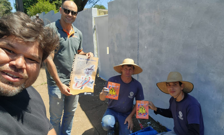Em ação voluntária, copelianos que atuam na regional Centro Sul, orientaram centenas de pessoas, entre crianças, jovens e adultos, sobre cuidados com a rede elétrica, com palestras e visitas de campo, nas cidades de Rio Azul (foto) e Arapoti