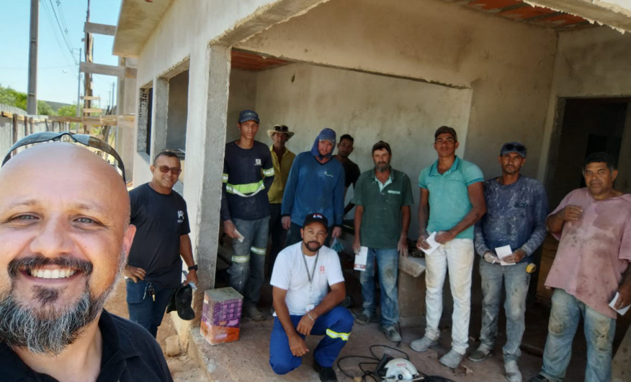 Em ação voluntária, copelianos que atuam na regional Centro Sul, orientaram centenas de pessoas, entre crianças, jovens e adultos, sobre cuidados com a rede elétrica, com palestras e visitas de campo, nas cidades de Rio Azul (foto) e Arapoti