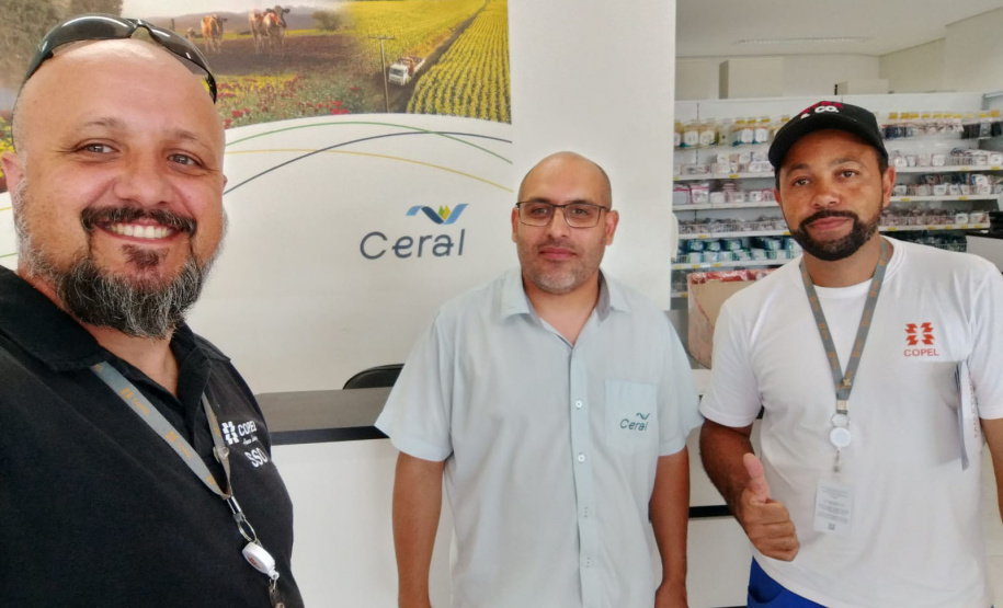 Em ação voluntária, copelianos que atuam na regional Centro Sul, orientaram centenas de pessoas, entre crianças, jovens e adultos, sobre cuidados com a rede elétrica, com palestras e visitas de campo, nas cidades de Rio Azul (foto) e Arapoti