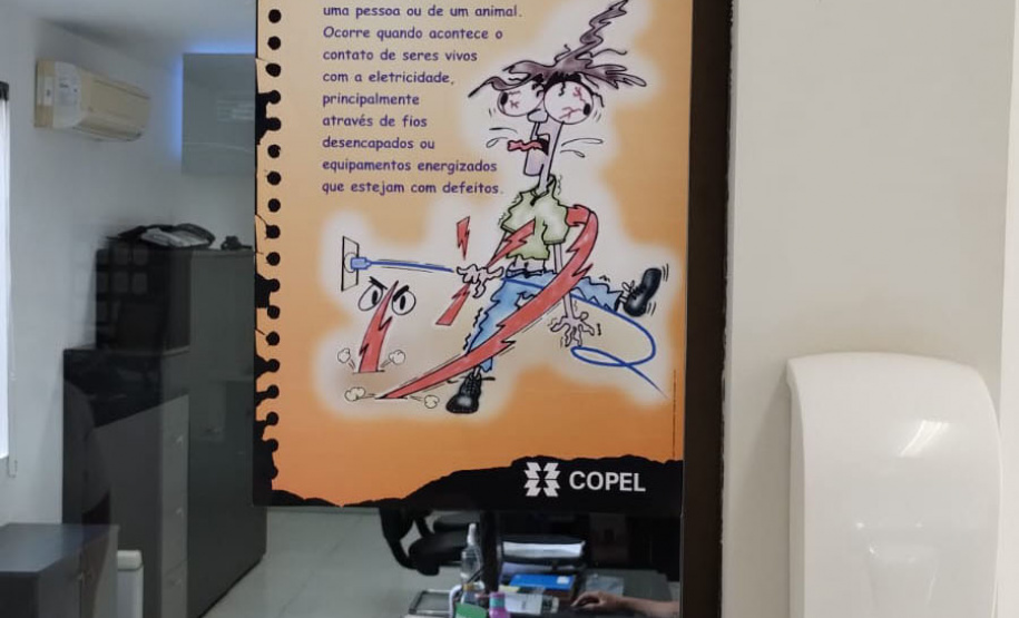 Em ação voluntária, copelianos que atuam na regional Centro Sul, orientaram centenas de pessoas, entre crianças, jovens e adultos, sobre cuidados com a rede elétrica, com palestras e visitas de campo, nas cidades de Rio Azul (foto) e Arapoti