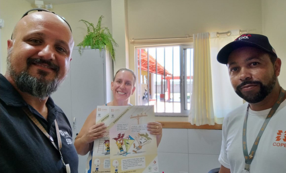 Em ação voluntária, copelianos que atuam na regional Centro Sul, orientaram centenas de pessoas, entre crianças, jovens e adultos, sobre cuidados com a rede elétrica, com palestras e visitas de campo, nas cidades de Rio Azul (foto) e Arapoti
