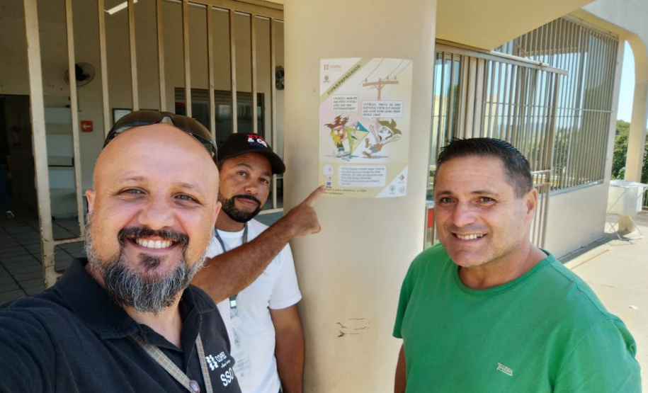 Em ação voluntária, copelianos que atuam na regional Centro Sul, orientaram centenas de pessoas, entre crianças, jovens e adultos, sobre cuidados com a rede elétrica, com palestras e visitas de campo, nas cidades de Rio Azul (foto) e Arapoti