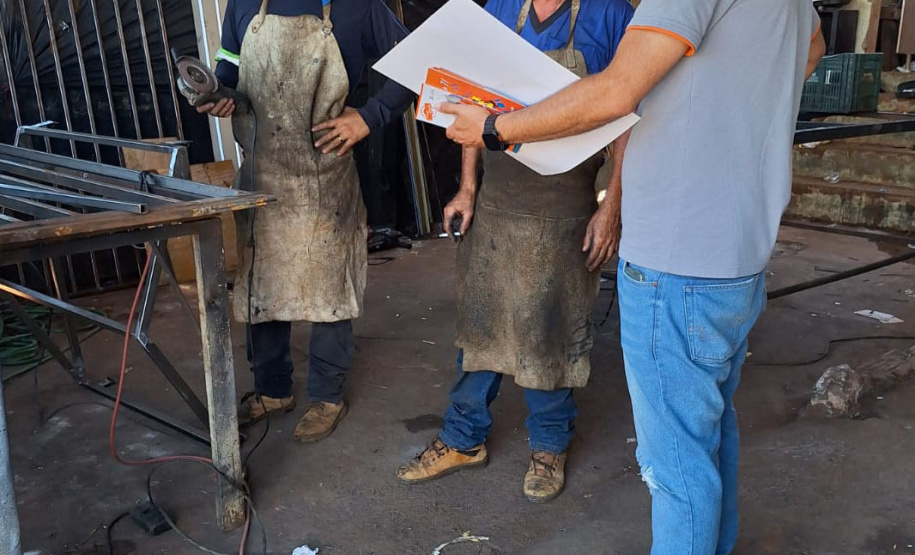 Em ação voluntária, copelianos que atuam na regional Centro Sul, orientaram centenas de pessoas, entre crianças, jovens e adultos, sobre cuidados com a rede elétrica, com palestras e visitas de campo, nas cidades de Rio Azul (foto) e Arapoti