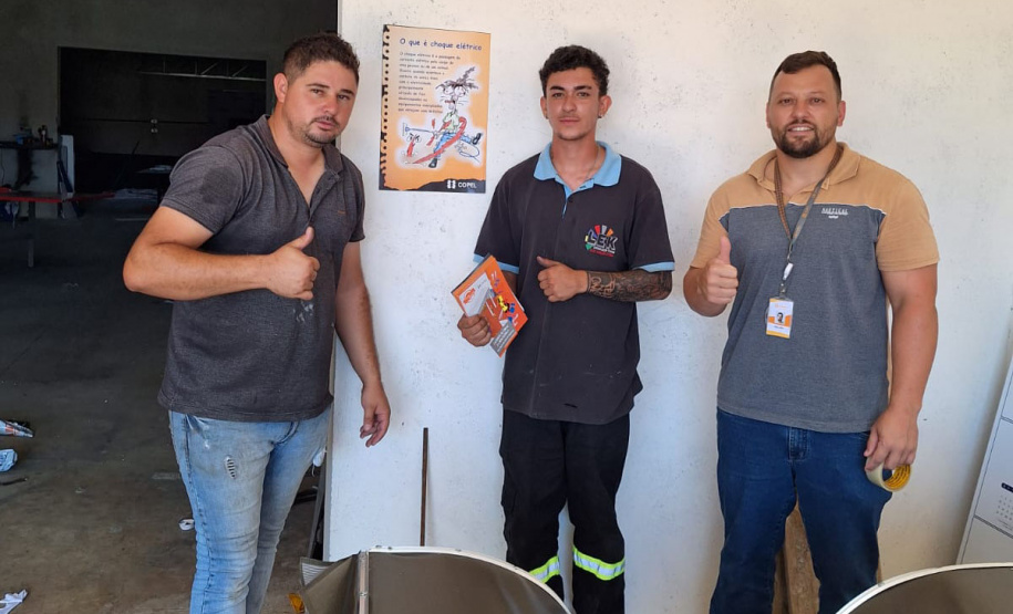 Em ação voluntária, copelianos que atuam na regional Centro Sul, orientaram centenas de pessoas, entre crianças, jovens e adultos, sobre cuidados com a rede elétrica, com palestras e visitas de campo, nas cidades de Rio Azul (foto) e Arapoti