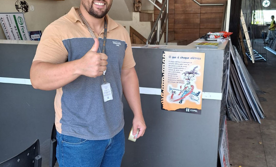 Em ação voluntária, copelianos que atuam na regional Centro Sul, orientaram centenas de pessoas, entre crianças, jovens e adultos, sobre cuidados com a rede elétrica, com palestras e visitas de campo, nas cidades de Rio Azul (foto) e Arapoti