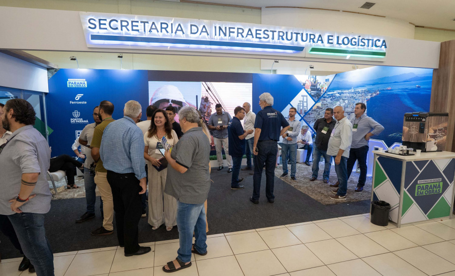 Feira de Serviços do Paraná Mais Cidades orienta gestores para acesso a programas do Estado