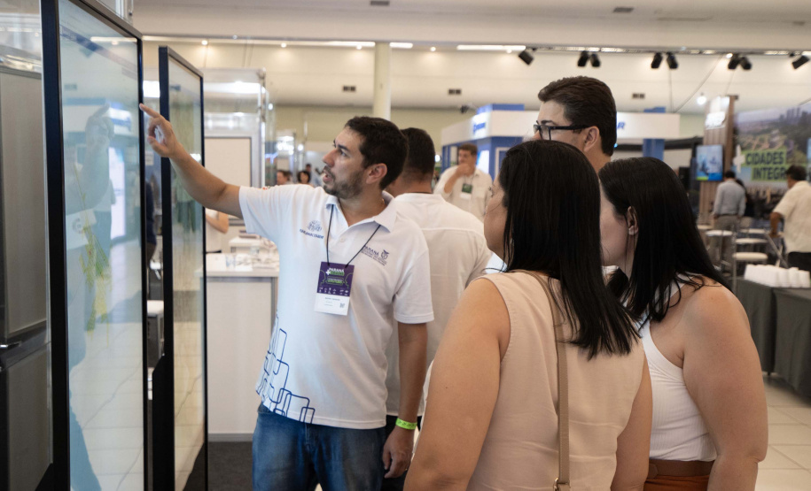 Feira de Serviços do Paraná Mais Cidades orienta gestores para acesso a programas do Estado