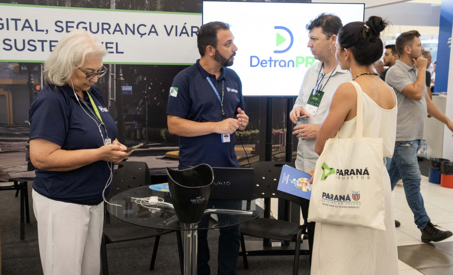 Feira de Serviços do Paraná Mais Cidades orienta gestores para acesso a programas do Estado