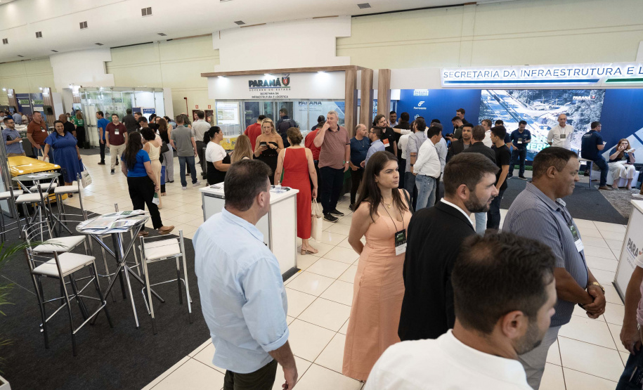Feira de Serviços do Paraná Mais Cidades orienta gestores para acesso a programas do Estado