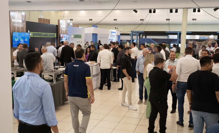 Feira de Serviços do Paraná Mais Cidades orienta gestores para acesso a programas do Estado