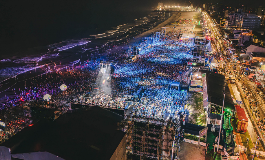 Novo recorde: Sorriso Maroto leva 107 mil pessoas para show em Matinhos