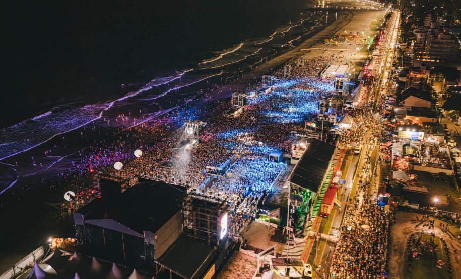 Novo recorde: Sorriso Maroto leva 107 mil pessoas para show em Matinhos