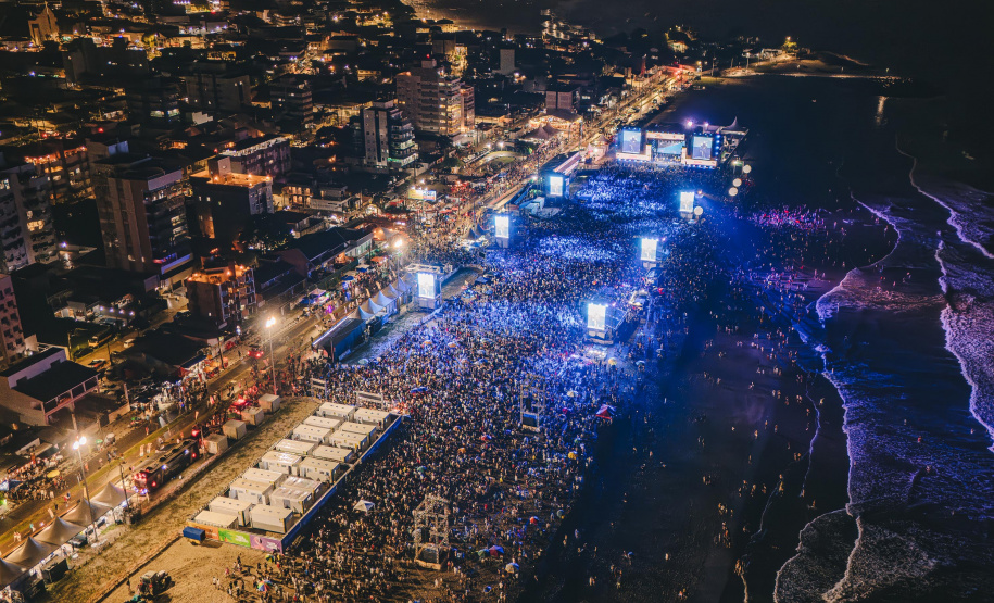 Novo recorde: Sorriso Maroto leva 107 mil pessoas para show em Matinhos