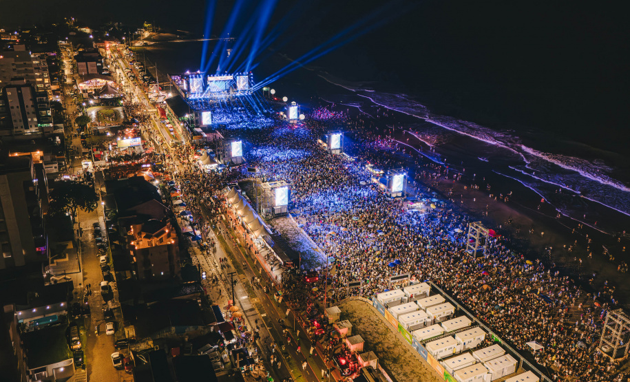 Novo recorde: Sorriso Maroto leva 107 mil pessoas para show em Matinhos