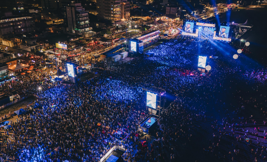 Novo recorde: Sorriso Maroto leva 107 mil pessoas para show em Matinhos