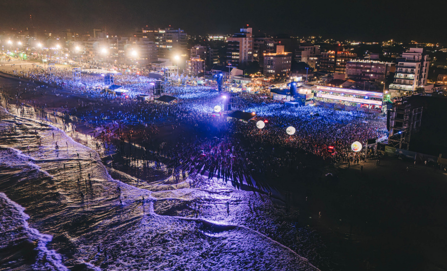 Novo recorde: Sorriso Maroto leva 107 mil pessoas para show em Matinhos