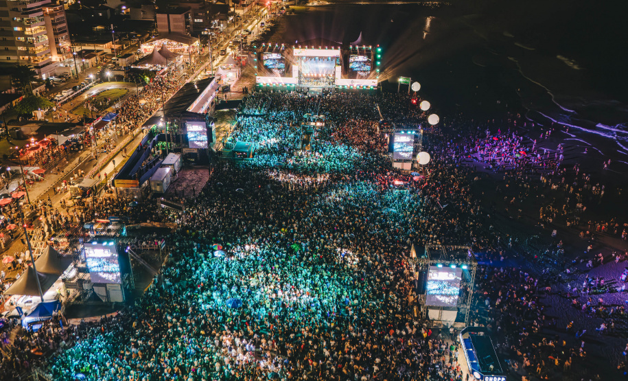 Novo recorde: Sorriso Maroto leva 107 mil pessoas para show em Matinhos