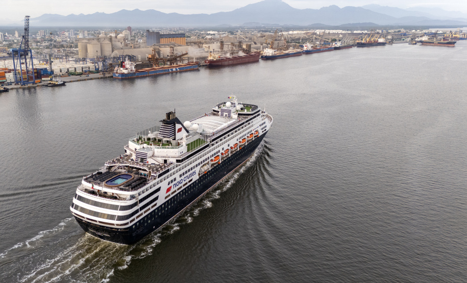 Navio de cruzeiro Vasco da Gama atraca no Porto de Paranaguá