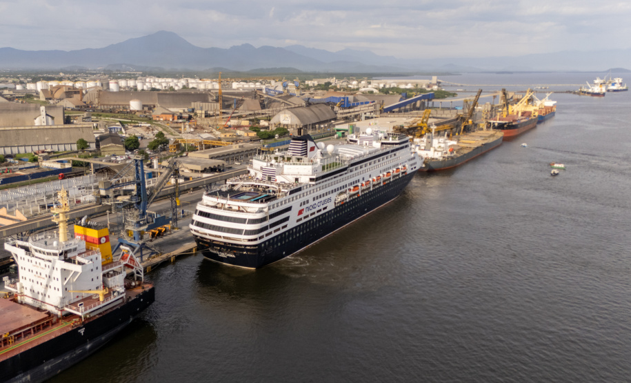 Navio de cruzeiro Vasco da Gama atraca no Porto de Paranaguá