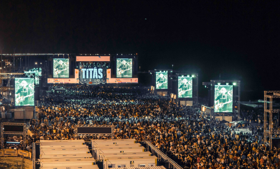 Matinhos, 22 de fevereiro de 2025 - Show da banda Titãs no paldo do Verão Maior Paraná em Caiobá.