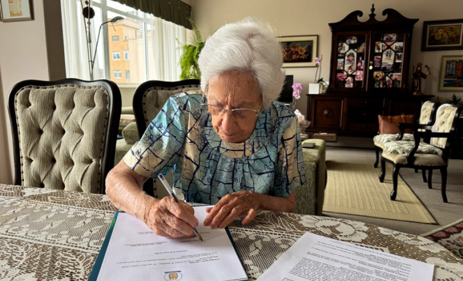 UENP recebe acervo raro de cartas e livros sobre a região Norte do Paraná