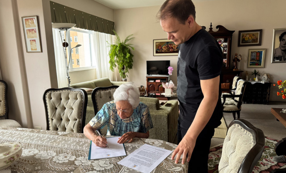 UENP recebe acervo raro de cartas e livros sobre a região Norte do Paraná