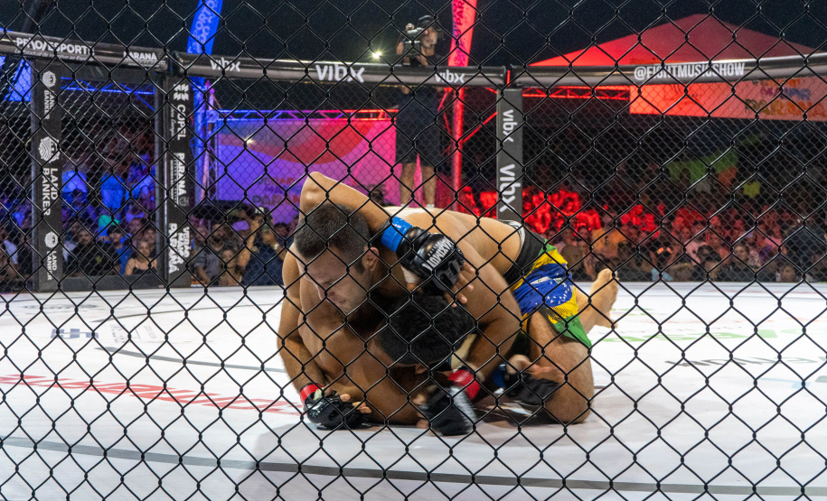 Evento nacional de boxe e MMA à beira-mar reúne milhares de espectadores