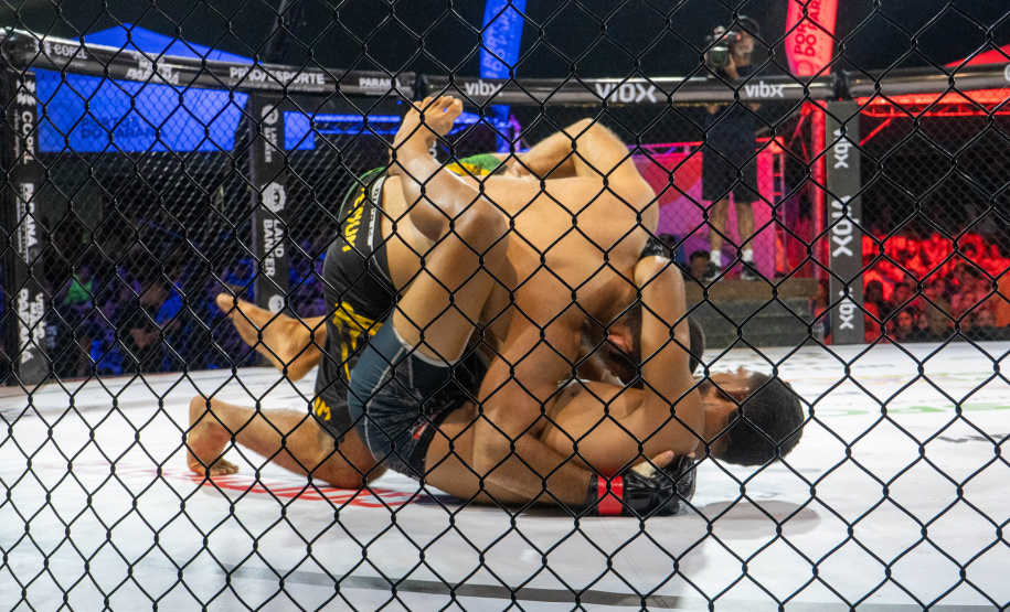 Evento nacional de boxe e MMA à beira-mar reúne milhares de espectadores