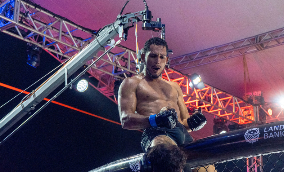 Evento nacional de boxe e MMA à beira-mar reúne milhares de espectadores