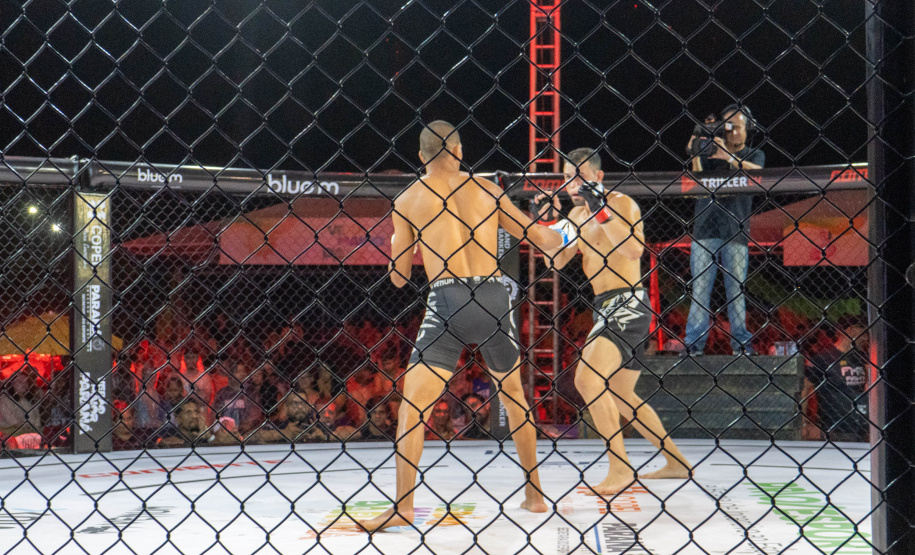 Evento nacional de boxe e MMA à beira-mar reúne milhares de espectadores