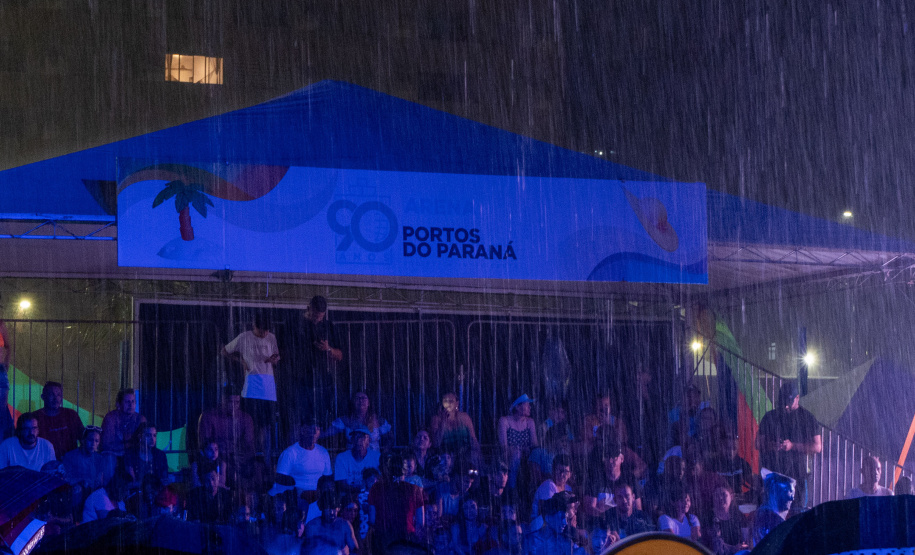 Evento nacional de boxe e MMA à beira-mar reúne milhares de espectadores