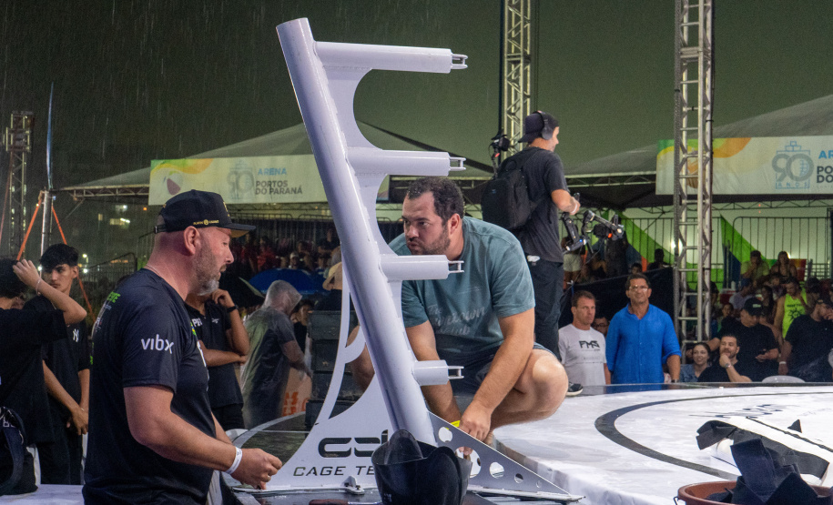 Evento nacional de boxe e MMA à beira-mar reúne milhares de espectadores