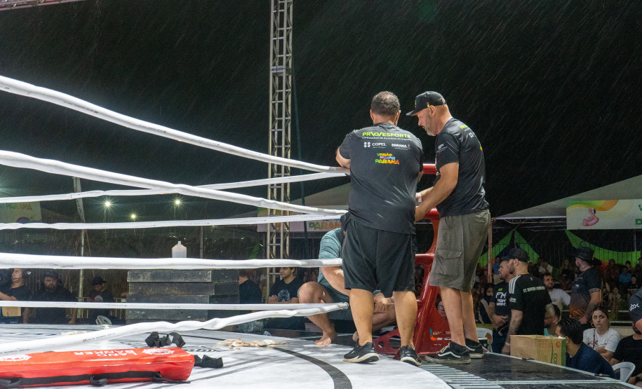 Evento nacional de boxe e MMA à beira-mar reúne milhares de espectadores
