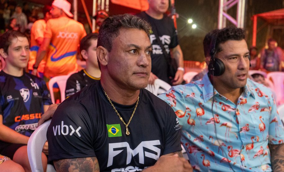 Evento nacional de boxe e MMA à beira-mar reúne milhares de espectadores