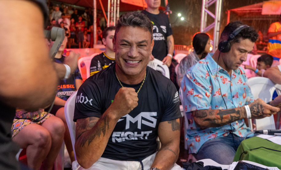 Evento nacional de boxe e MMA à beira-mar reúne milhares de espectadores