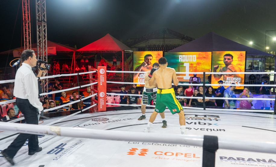 Evento nacional de boxe e MMA à beira-mar reúne milhares de espectadores