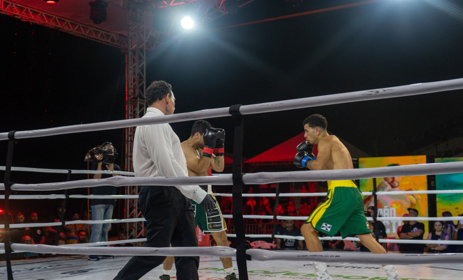 Evento nacional de boxe e MMA à beira-mar reúne milhares de espectadores