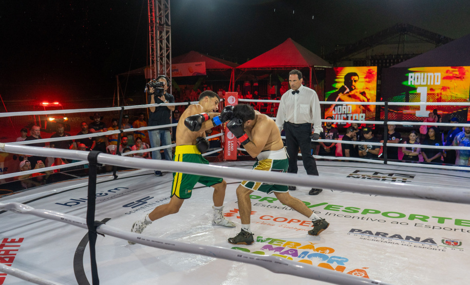 Evento nacional de boxe e MMA à beira-mar reúne milhares de espectadores