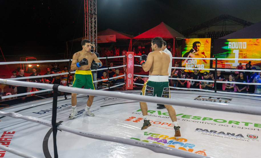 Evento nacional de boxe e MMA à beira-mar reúne milhares de espectadores
