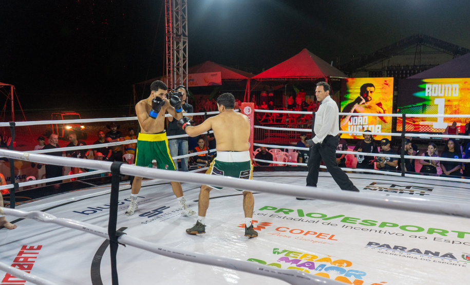 Evento nacional de boxe e MMA à beira-mar reúne milhares de espectadores