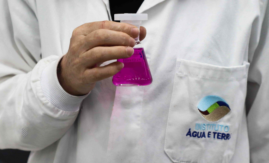 Composto por três laboratórios, a estrutura do IAT faz análises regulares de amostras de água, solo, sedimentos e peixes para a identificação de contaminantes e poluentes